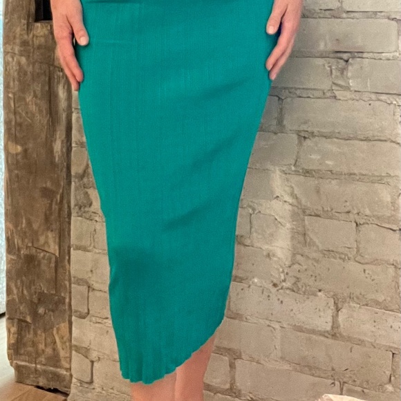 Zara sleek silky green slim fitting dress size SM - Picture 3 of 3